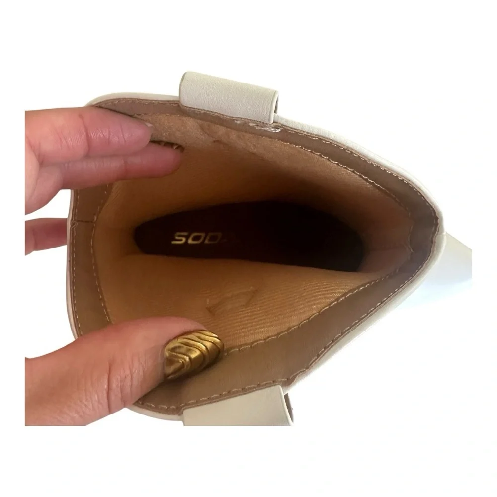 White Soda Blazing Western Ankle Boots with Pointed Toe and Stacked Heel Size 8 - Picture 3 of 7